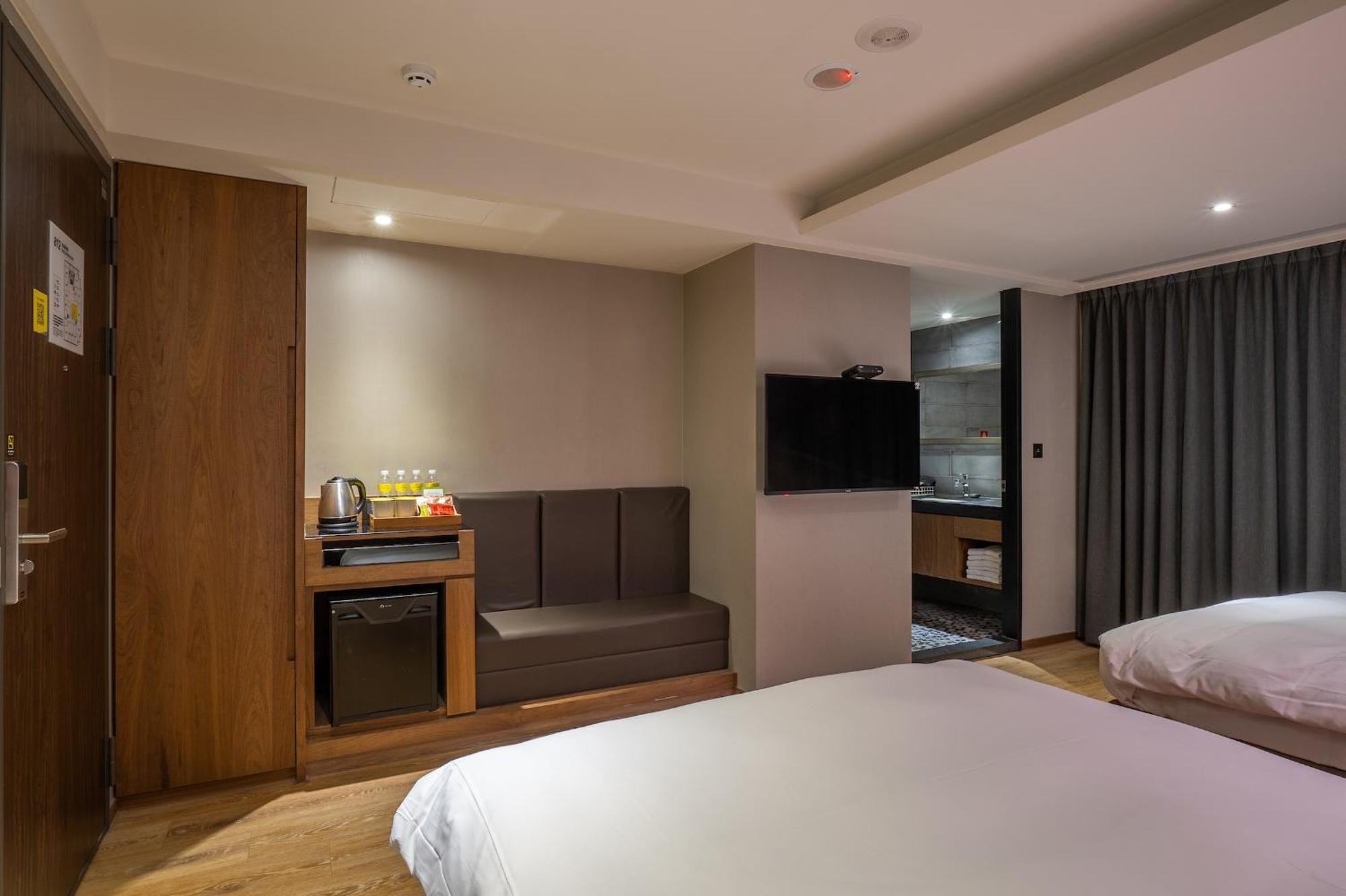 Check Inn Taichung Wenxin Zhongqing Luaran gambar